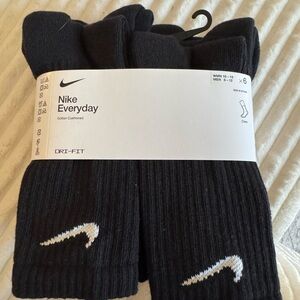 BRAND NEW NEVER OPENED!! Nike Everyday Black Dri-FIT Crew Socks